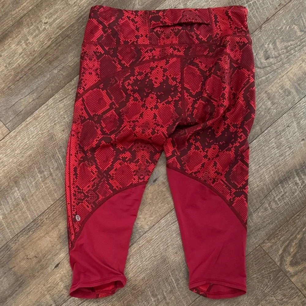 lululemon athletica Red Snake-Print Capri Leggings size 4